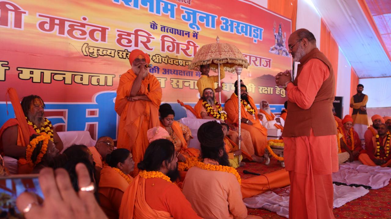 Yati Narsinghanand with devotees